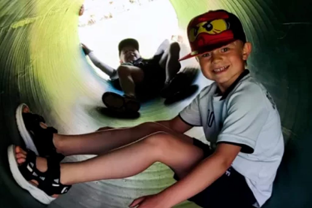 Dreng sidder i røret på Nymarksminde.