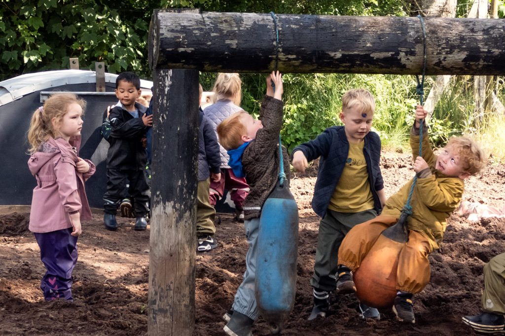 Børn er spændte. Leger på legeplads.